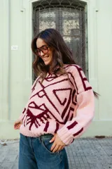 Sweater de punto oversize con diseño jacquard geométrico en tonos gris y crema. Presenta cuello redondo a la base, mangas largas y terminaciones en punto elástico acanalado.