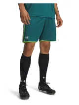 Short deportivo Under Armour de la línea Challenger, diseñado para fútbol. Es de color verde petróleo con detalles en verde neón en los bordes y paneles laterales de malla negra para mayor transpirabilidad. Cuenta con cintura elástica con cordón interno y logo de la marca en el frente.