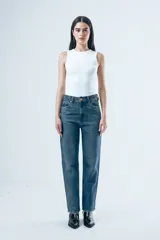Jean de tiro alto con corte de pierna recta y diseño clásico de cinco bolsillos. Confeccionado en denim de tono azul medio con costuras en contraste.