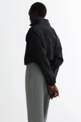 Pantalón deportivo de tiro alto confeccionado en felpa de mezcla de algodón con interior cepillado. Presenta cintura elástica con cordón de ajuste, bolsillos laterales al bies y puños elásticos en los bajos.