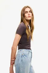 Remera corta de punto suave de algodón, con diseño entallado y cuello redondo ribeteado.