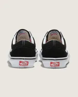 Championes Vans modelo Skate Old Skool, de diseño low-top en color negro con detalles en blanco. Confeccionados en gamuza y lona, cuentan con la icónica franja lateral Sidestripe, suela vulcanizada con patrón Waffle para mayor agarre y plantillas PopCush para amortiguación.