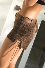 Short tiro bajo color marrón con textura, entrelazado a los costados, cinturón y hebilla de resina.