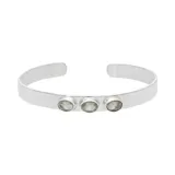 Brazalete abierto de plata 925 con tres piedras peridoto ovaladas, ajustable a la muñeca.