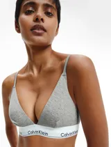 Bralette triangular Calvin Klein de la línea Modern Cotton, confeccionado en mezcla de algodón, modal y elastano. Presenta un diseño sin copas ni relleno, con tirantes finos ajustables y banda elástica inferior con el logo de la marca.
