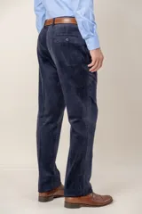 Pantalón de pana de corte clásico, color tostado, con cierre de botón y cremallera, bolsillos laterales y traseros.