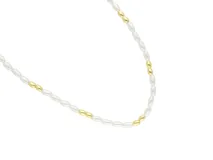 Collar de acero con baño de oro, compuesto por una alternancia de perlas de río y pequeñas cuentas doradas.