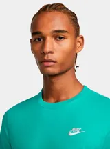 Remera Nike Sportswear Club de color verde turquesa, de corte clásico y mangas cortas, con cuello redondo y el logotipo de Nike bordado en blanco en el pecho.