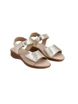 Sandalias planas color dorado y beige, con tiras en el empeine y ajuste de velcro.