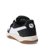 Championes Puma modelo Park Luna, con diseño urbano inspirado en el skate. Presentan una capellada blanca con el icónico formstrip de la marca en color negro, cordones gruesos, entresuela en tono crema y suela de goma color caramelo.