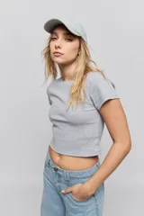 Remera de manga corta confeccionada en tejido de rib, con cuello redondo y corte ajustado al cuerpo.