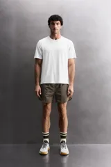 Camiseta de entrenamiento Zara Athleticz de corte regular, confeccionada en tejido técnico elástico y ligero con estructura. Presenta cuello redondo, manga corta con detalle de parche, costuras planas y logo estampado en el pecho.