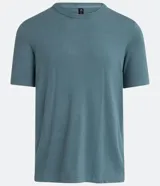 Remera slim de manga corta color negro, confeccionada en tejido de viscosa y poliamida, con cuello redondo acanalado.
