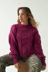 Sweater de punto grueso color fucsia con cuello alto y mangas abullonadas.