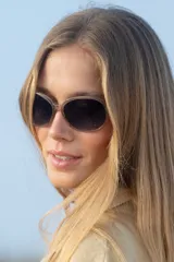 Lentes de sol Vulk modelo His Rol, de industria Argentina, con montura color ladrillo y lentes polarizados.