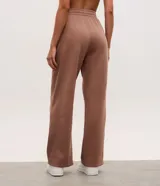 Pantalón deportivo de corte recto y tiro alto, confeccionado en tejido de algodón y poliéster con acabado suave. Presenta cintura elástica con frunces y diseño de pierna amplia.
