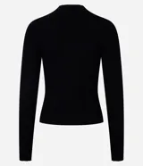 Blusa de punto acanalado en color beige, con cuello alto y mangas largas. Presenta un diseño ajustado al cuerpo con un detalle de borde en color marrón en el cuello y en el ruedo.