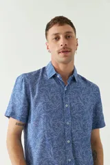 Camisa celeste estampada de manga corta con fit slim, cartera abotonada y logo bordado.