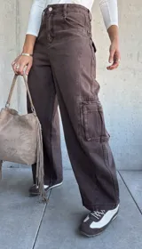 Jean de corte barrel color chocolate, con diseño cargo que incluye bolsillos laterales amplios. Presenta tiro medio y costuras reforzadas en las piernas.