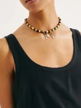 Blusa sin mangas de color azul oscuro, con escote redondo amplio y corte recto, confeccionada en una tela fluida y elegante.