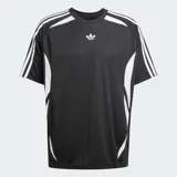Remera Adidas Adicolor Teamgeist de ajuste holgado, color negro con detalles en blanco. Presenta cuello redondo, las icónicas tres tiras en las mangas y el logo del trébol en el pecho.