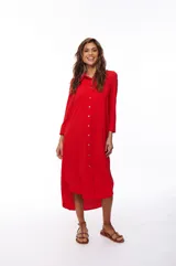 Vestido camisero rojo de corte midi, con cuello camisero, mangas 3/4 y cierre frontal con botones. Incluye bolsillos laterales.