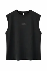 Musculosa de algodón premium, corte oversize y diseño unisex. Presenta cuello redondo, sisas amplias y bordado con la palabra 'GAINS.' en el centro del pecho.