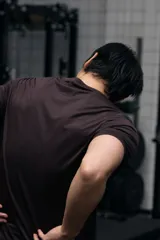 Remera deportiva de malla funcional en color marrón oscuro, con cuello redondo y mangas cortas. Diseñada con tecnología DryMove para absorber el sudor y ofrecer mayor comodidad durante el ejercicio.