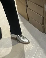 Botas acordonadas marrones de cuero vacuno con suela clara.