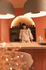 Campera de jean blanca con volados en el frente y las mangas, confeccionada en algodón y lino.