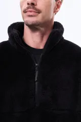 Buzo de sherpa de textura suave y cálida, con cuello alto y cierre frontal parcial. Presenta un diseño de manga larga y corte holgado.