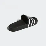 Sandalias Adidas Adilette de color negro con la clásica tira superior texturizada decorada con tres franjas blancas y plantilla contorneada.