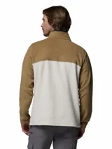 Buzo polar Columbia modelo Steens Mountain, de diseño color block en tonos beige y blanco. Presenta cuello alto con cierre de botones a presión, mangas largas y logo de la marca bordado en el pecho.