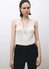 Top de tirantes finos confeccionado en seda de mora, con cuello redondo y diseño ajustado al cuerpo.