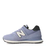 Championes urbanos New Balance modelo 574, color celeste con detalles en blanco y negro, confeccionados en gamuza y malla, con logo "N" característico en los laterales y entresuela ENCAP.