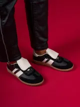 Zapatillas urbanas Champion Sicus color negro con detalles en blanco y suela color caramelo.