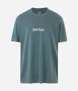 Remera de algodón con efecto lavado gastado, cuello redondo y mangas cortas. Presenta un diseño con estampa frontal localizada con lettering West Coast y un calce levemente suelto.