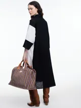 Vestido camisero largo de lino con diseño bicolor en bloques de negro y blanco, cuello camisero, cierre frontal oculto y mangas tres cuartos con silueta holgada.