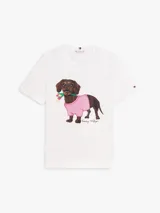 Remera blanca de manga corta y cuello redondo, con estampa en el pecho de un perro salchicha con buzo cuadrillé rosa y flores en la boca.