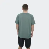 Remera deportiva Umbro modelo Bosse, de color gris claro con rayas verticales sutiles en el frente y mangas cortas. Cuenta con el logo de la marca estampado en el pecho.