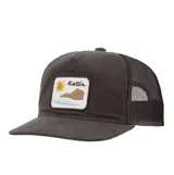 Gorra tipo trucker negra de visera curva con frente de pana y paneles traseros de malla. Cuenta con un parche bordado frontal con diseño de sol y paisaje.