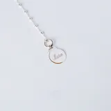 Pulsera de cadena de plata 925 con pequeñas esferas intercaladas y una medalla circular lisa central diseñada para grabado.