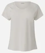 Remera deportiva de microfibra color blanco, con cuello redondo, mangas cortas y paneles laterales con textura perforada para mayor ventilación.