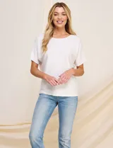 Buzo tejido de punto fino Allie Rose, color blanco, de silueta suelta y relajada con textura acanalada horizontal. Presenta escote redondo amplio, mangas cortas holgadas de corte caído y ruedo recto.