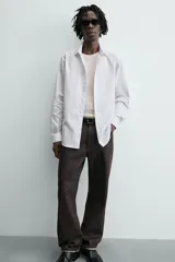 Camisa slim fit de algodón color celeste, con cuello italiano, manga larga y puños con botón. Cierre frontal de botonadura.