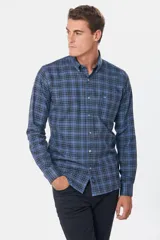 Camisa de manga larga confeccionada en viyela de algodón, con diseño de cuadros en tonos azules y negros. Presenta cuello abotonado, cierre frontal con botones y logo bordado en el pecho.