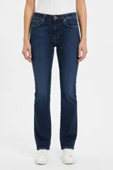 Pantalón de jean blanco de tiro alto, corte oxford y diseño clásico con bolsillos.