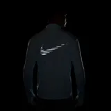 Campera de running Nike Pacer Flash celeste con cierre parcial, mangas largas y logo reflectivo en el pecho. Ideal para entrenamiento en condiciones variables.