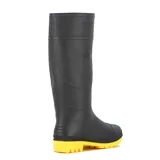 Bota de lluvia de caña alta, color negro con suela de goma amarilla. Presenta el logo de la marca estampado en el lateral superior.