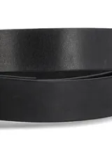 Cinturón de cuero natural liso color negro con hebilla metálica ovalada en tono dorado.